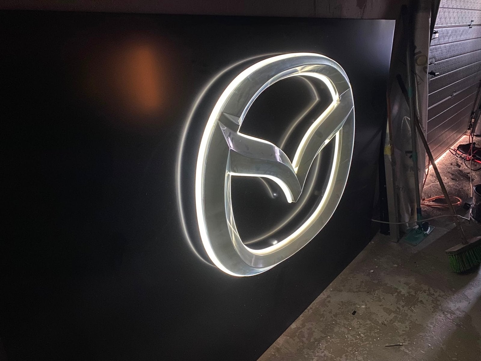 Groot verlicht Mazda logo reclamebord showroom, Ophalen of Verzenden, Gebruikt, Auto's