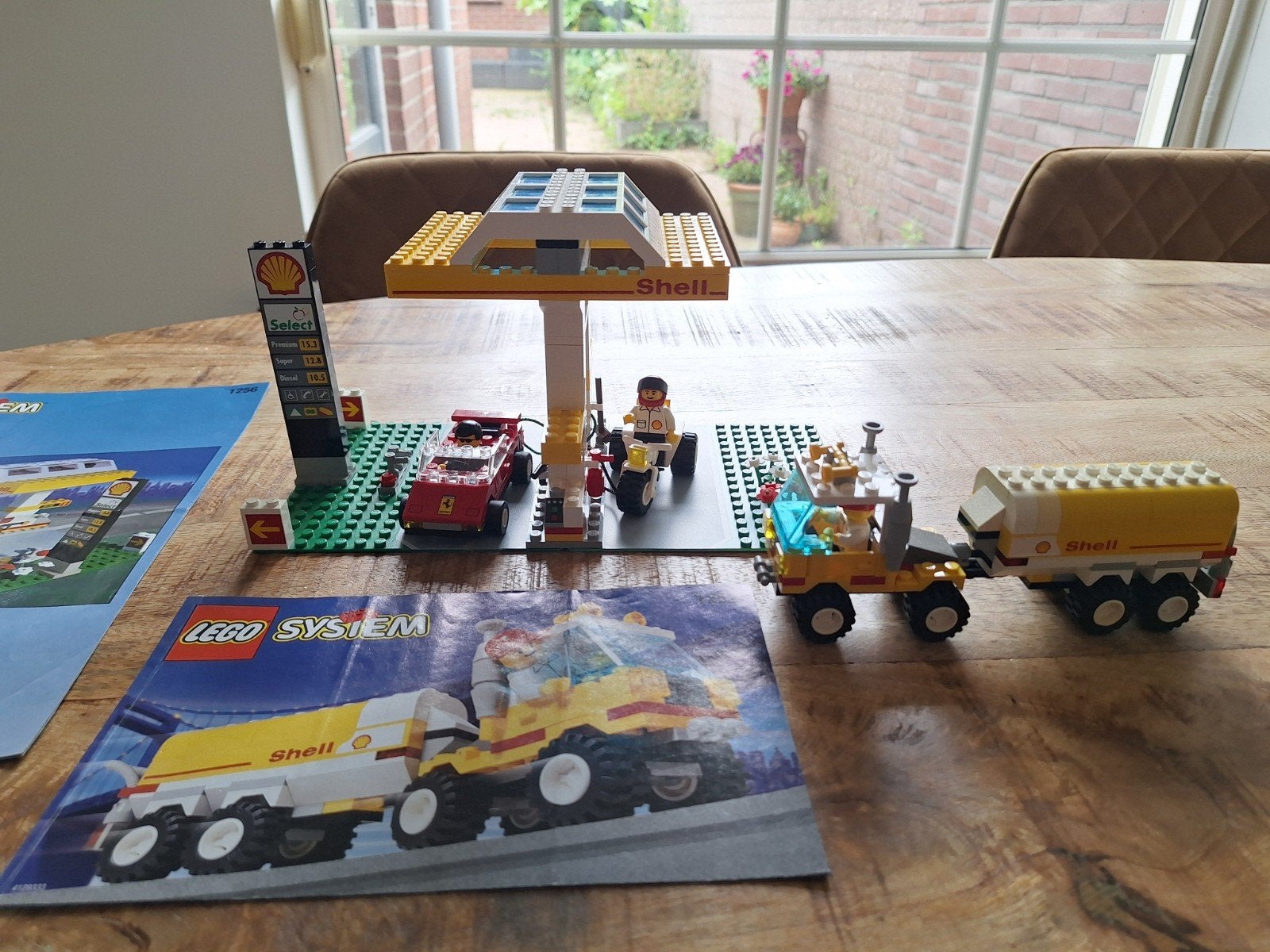 Lego Shell Tankstation 1256 en Tankwagen 1252, Compleet, Lego, Ophalen of Verzenden, Complete set