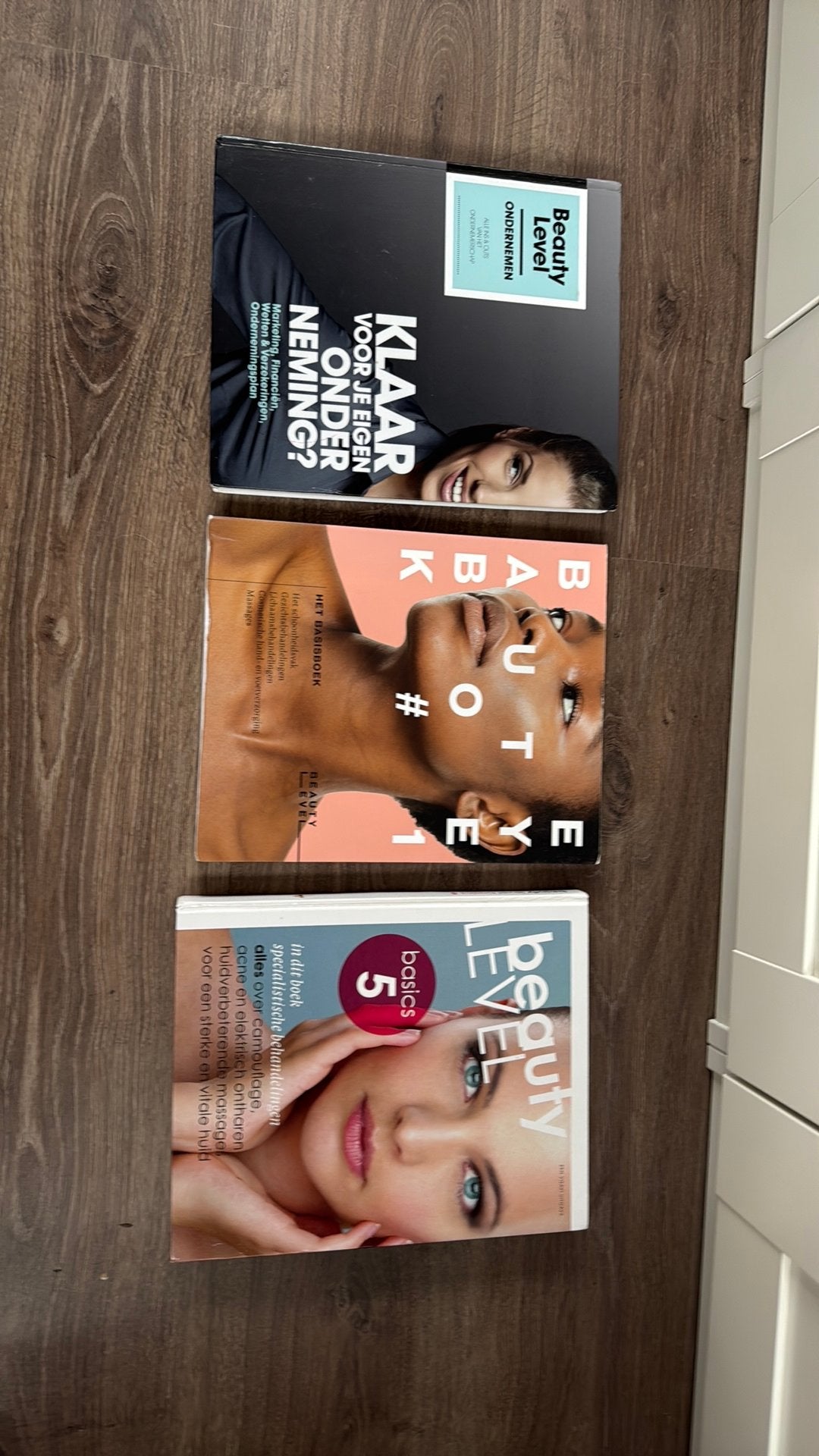 3 leerboeken opleiding schoonheidsspecialiste, Ophalen of Verzenden, Beta, Gelezen, MBO