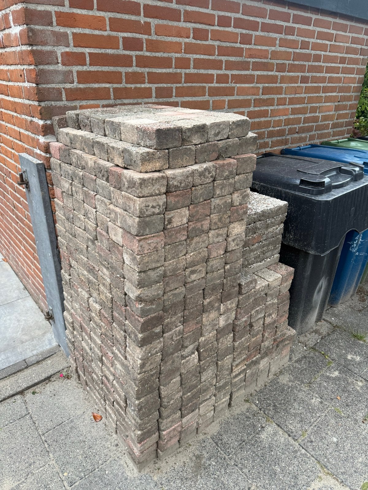 Gratis 175 koppelstones en 11 grindtegels 40 x 60, Ophalen, Gebruikt, Klinkers, 10 m² of meer