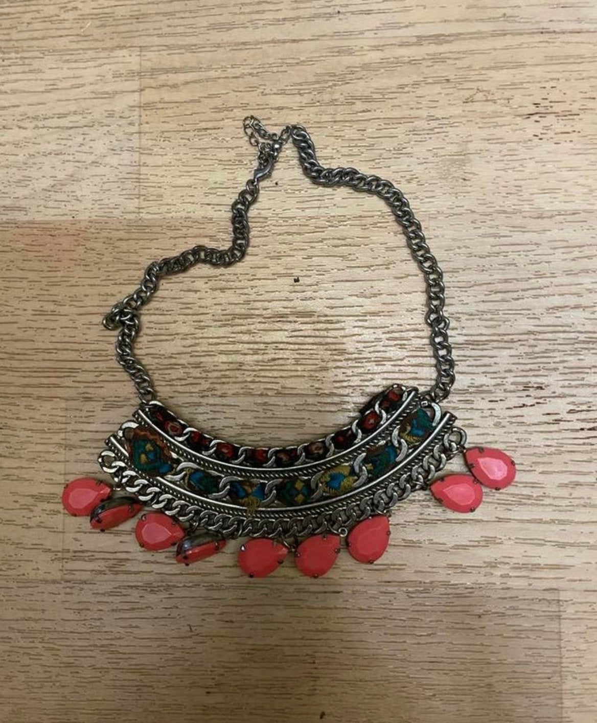 Statement ketting met koraalkleurige stenen, Sieraden, Tassen en Uiterlijk, Kettingen, Overige materialen, Gebruikt, Ophalen of Verzenden