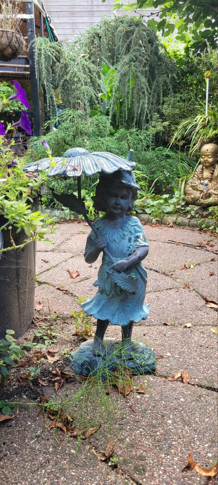 Bronzen beeldje meisje met paraplu - Tuinbeeld, Tuin en Terras, Ophalen, Gebruikt, Metaal, Mensenbeeld