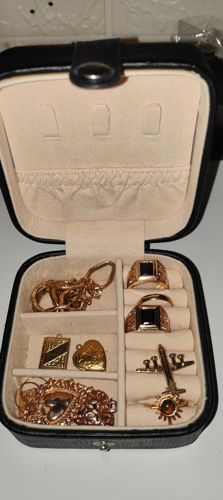 59.Gouden sieraden set met ringen en bedels, Gebruikt, Ophalen of Verzenden, 17 tot 18, Met edelsteen