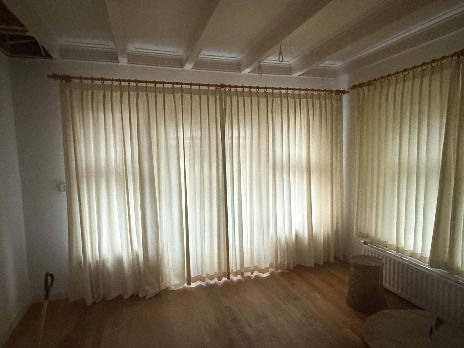 Lichte gordijnen met houten roedes, Huis en Inrichting, Gebruikt, Ophalen of Verzenden, Gordijn, Crème