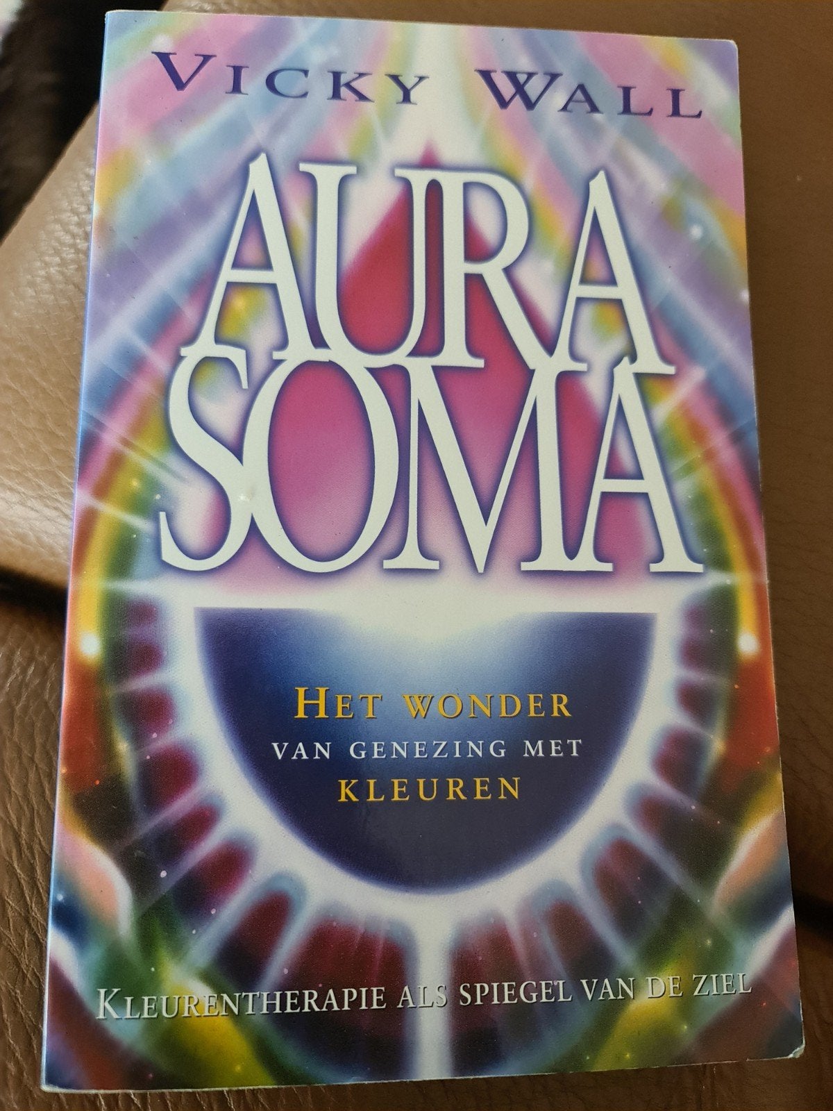 Aura Soma - Het wonder van genezing met kleuren, Spiritualiteit algemeen, Ophalen of Verzenden, Zo goed als nieuw, Vicky Wall