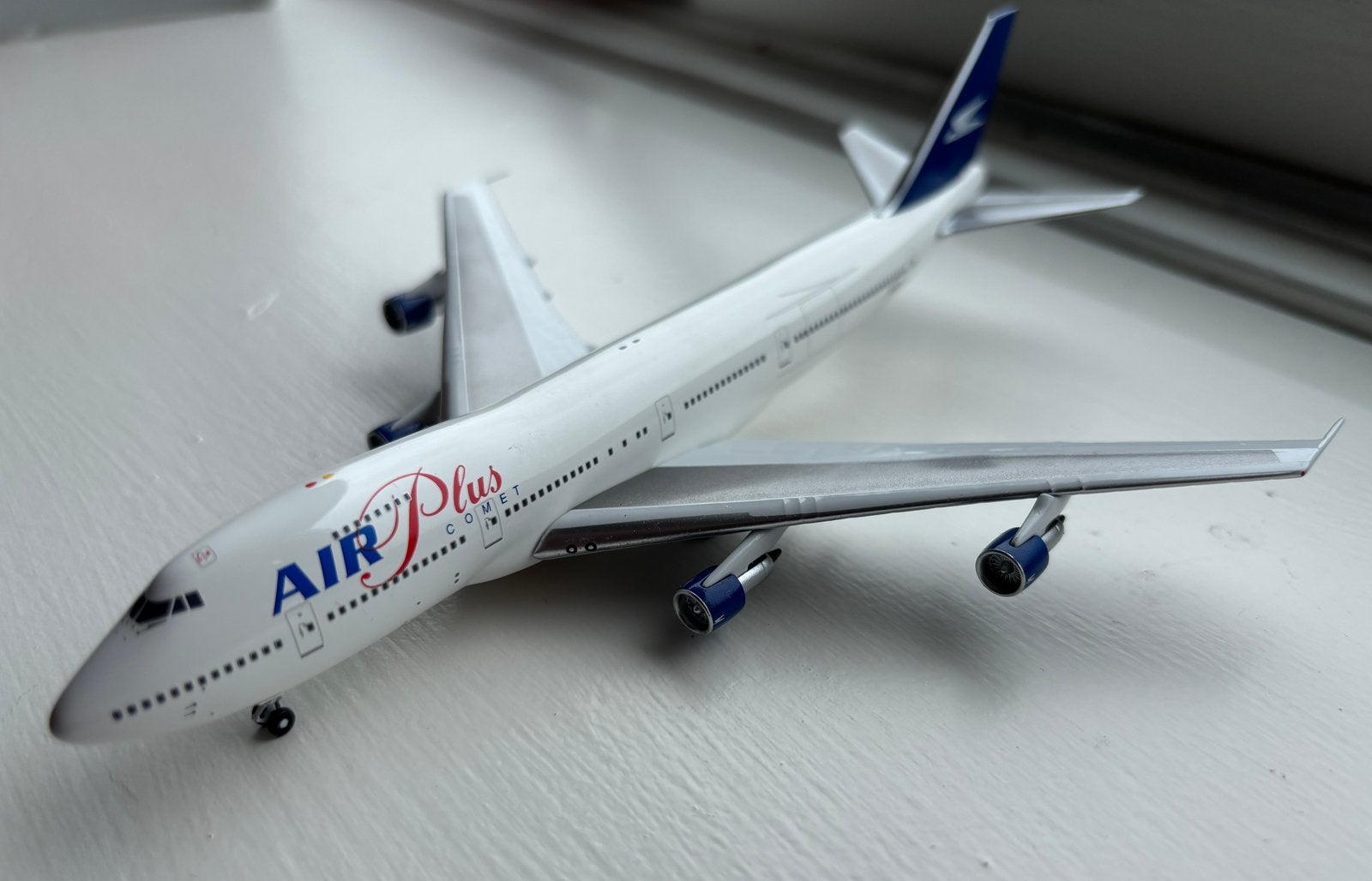 1:400 Air Plus Comet Boeing 747-200, Verzamelen, Luchtvaart en Vliegtuigspotten, Verzenden, Zo goed als nieuw, Schaalmodel