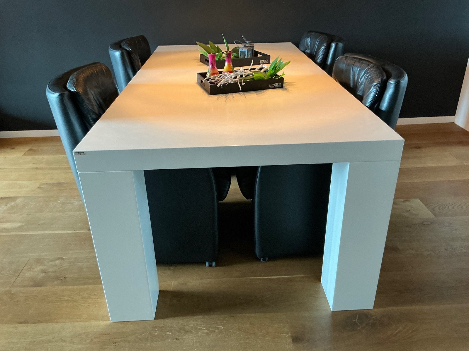 Luxe witte eettafel met 4 zwarte leren stoelen, Huis en Inrichting, Ophalen