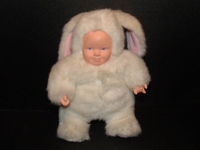ANNE GEDDES POPJE BABY IN KONIJNENPAK MET HARD PLASTIC, Ophalen of Verzenden, Nieuw, Overige typen