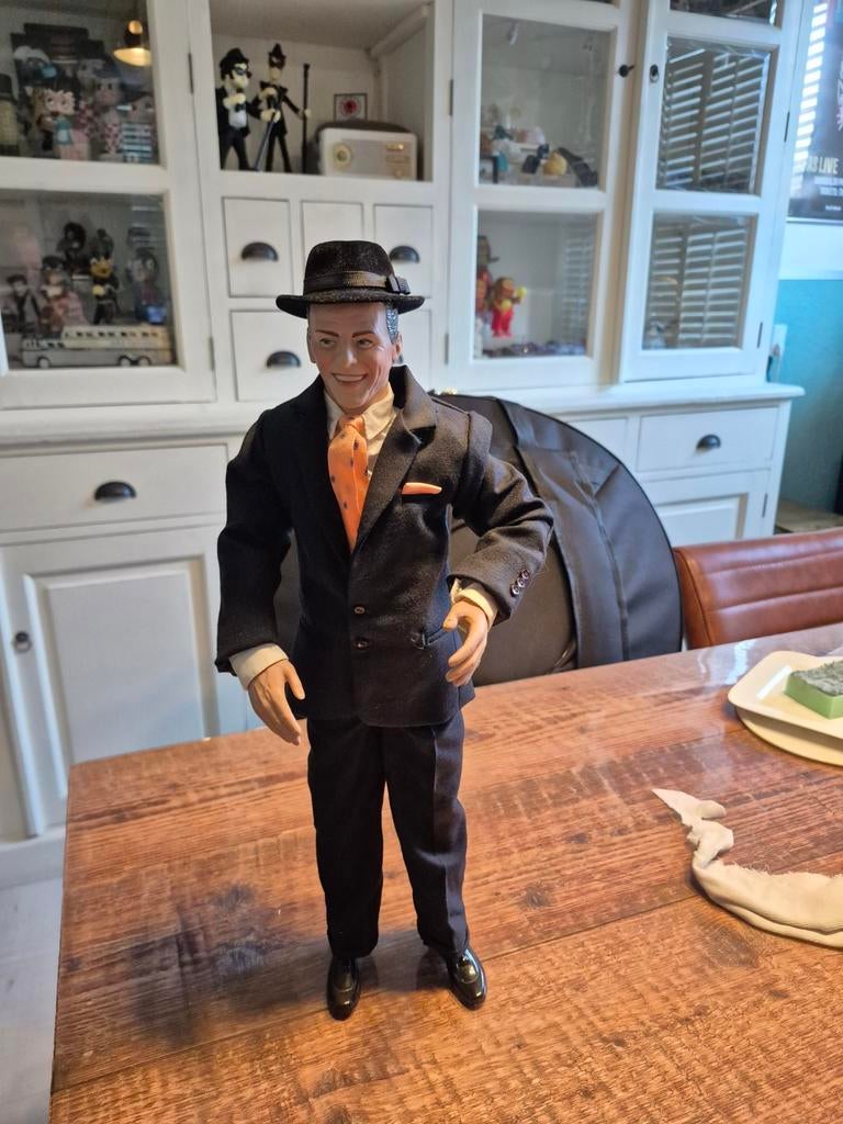 Frank Sinatra Pop Figuur 45cm - Zeldzaam met Standaard, Verzamelen, Poppetjes en Figuurtjes, Zo goed als nieuw, Ophalen of Verzenden