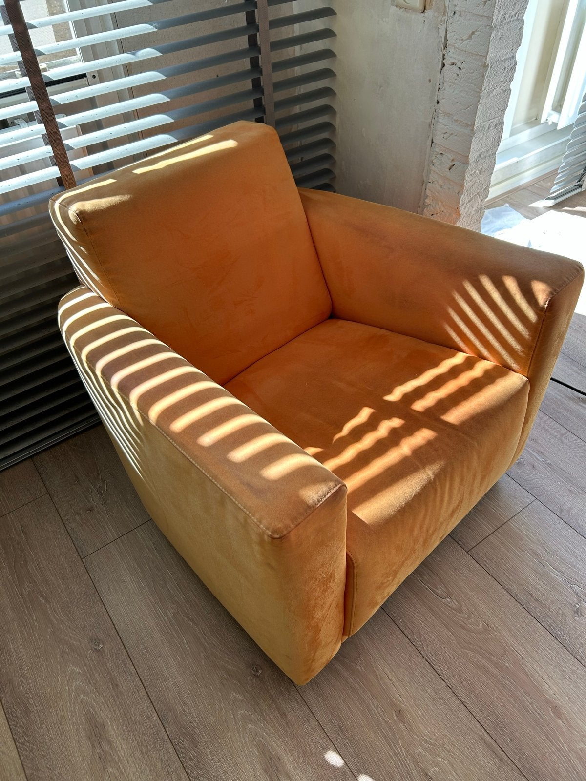 Comfortabele oranje fauteuil, Ophalen, Zo goed als nieuw, Stof, 75 tot 100 cm