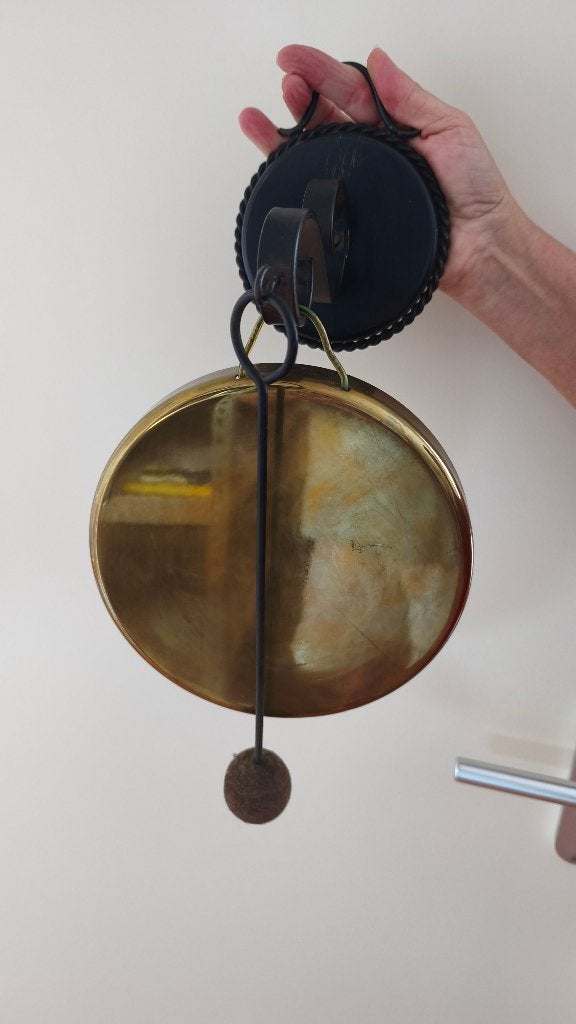 Vintage messing gong met smeedijzeren houder, Antiek en Kunst, Ophalen of Verzenden