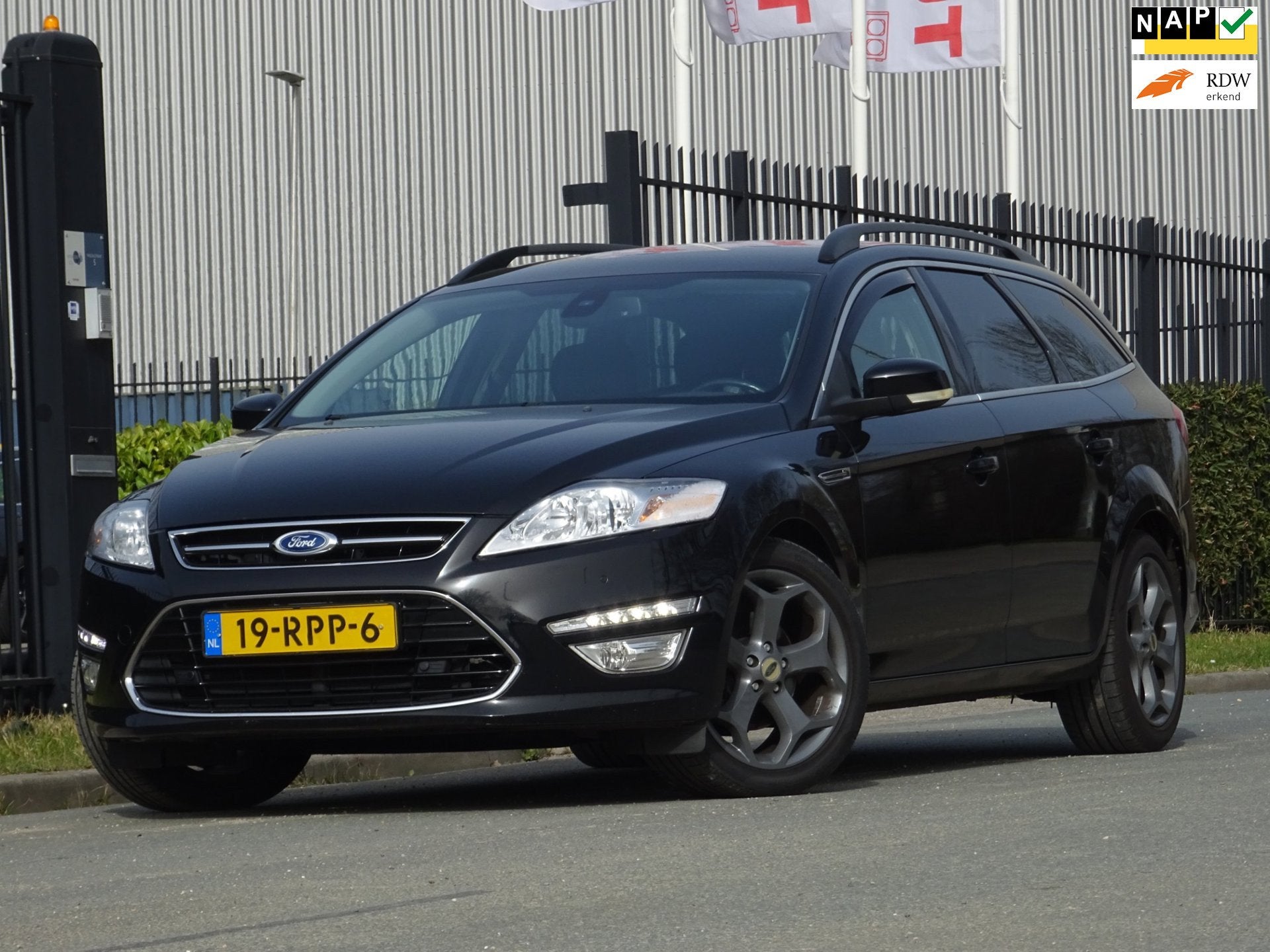 Ford Mondeo Wagon 2.0 EcoBoost Titanium NAP/NAVI *EXPORT*, Gebruikt, 4 cilinders, Mondeo, Zwart