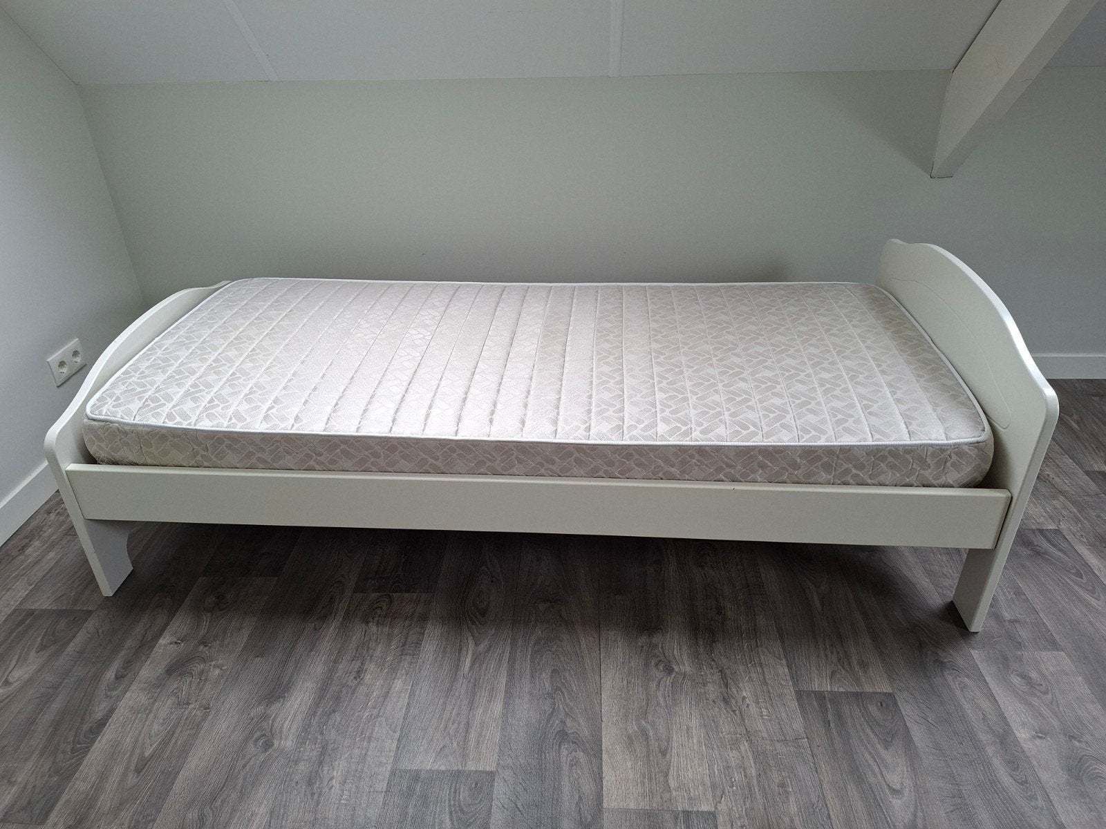 Wit MDF ledikant 90x200 cm met lattenbodem en matras, Huis en Inrichting, Gebruikt, 90 cm, Eenpersoons, Wit