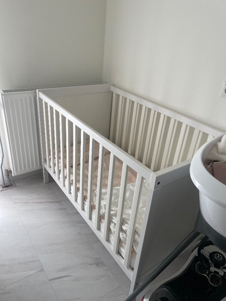 Sundvik ledikant ikea, Kinderen en Baby's, Babywiegjes en Ledikanten, Ophalen, Zo goed als nieuw, Ledikant