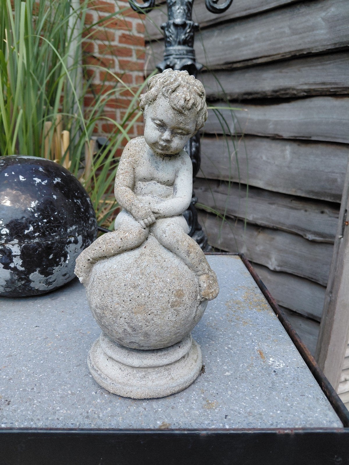 tuinbeeld van kindje op bal, Tuin en Terras, Tuinbeelden, Ophalen, Gebruikt, Beton, Mensenbeeld
