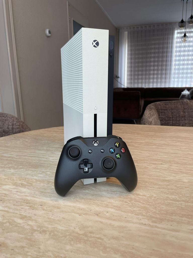 Xbox One S Met Controller en Kabels, Spelcomputers en Games, Games | Xbox One, Gebruikt, 3 spelers of meer, Vanaf 3 jaar, Ophalen of Verzenden