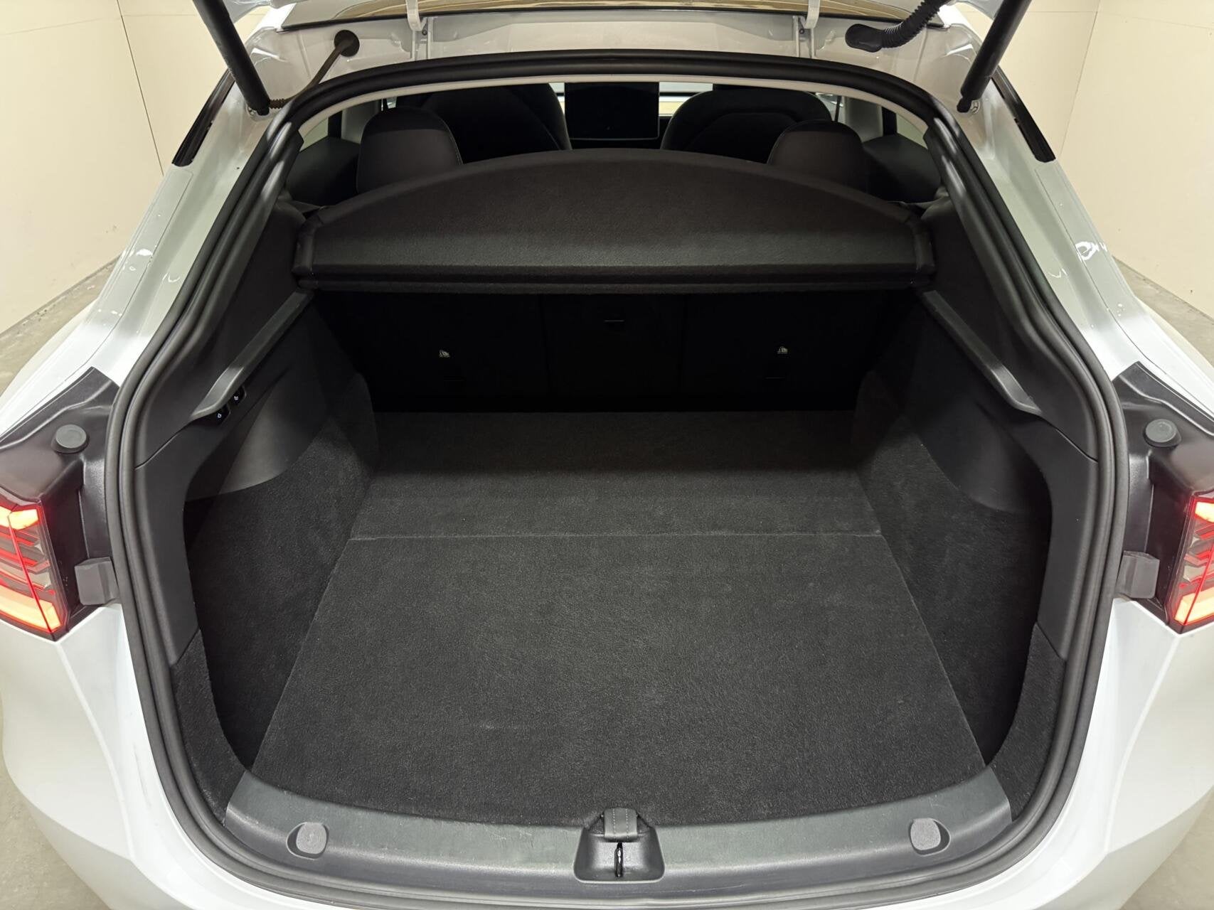 Foto 53 van Tesla Model Y RWD 58 kWh 92% SOH Black Edition Trekhaak FSD