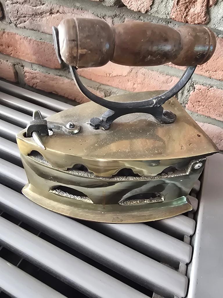 Antieke koperen strijkijzer met houten handvat, Antiek en Kunst, Antiek | Koper en Brons, Ophalen of Verzenden