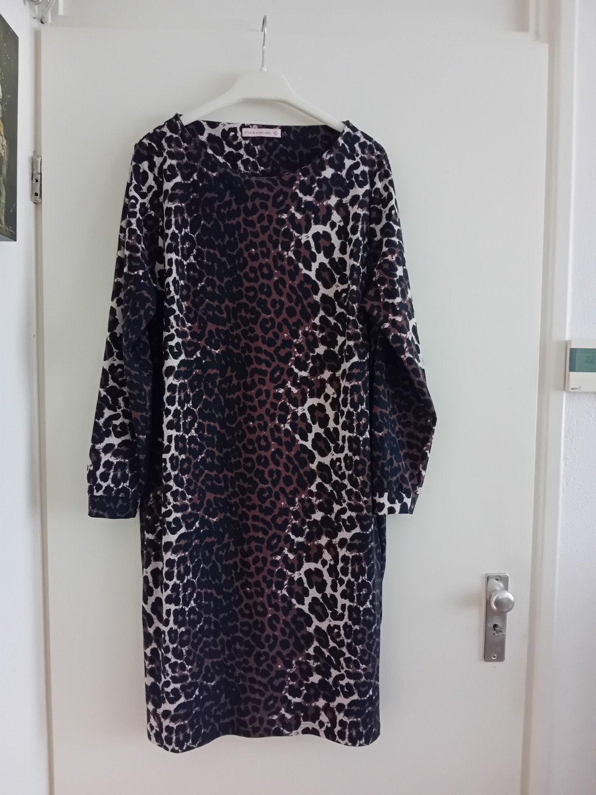 prachtige jurk studio anneloes, nieuw staat xl, Ophalen of Verzenden, Zo goed als nieuw, Maat 46/48 (XL) of groter, Onder de knie