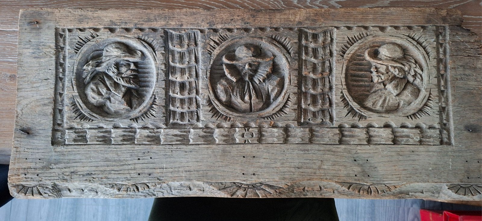 Antiek gesneden houten paneel met portretten, Ophalen