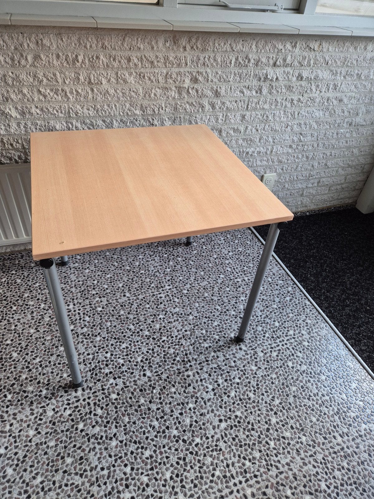 Praktische tafel met houten blad en metalen poten, Ophalen