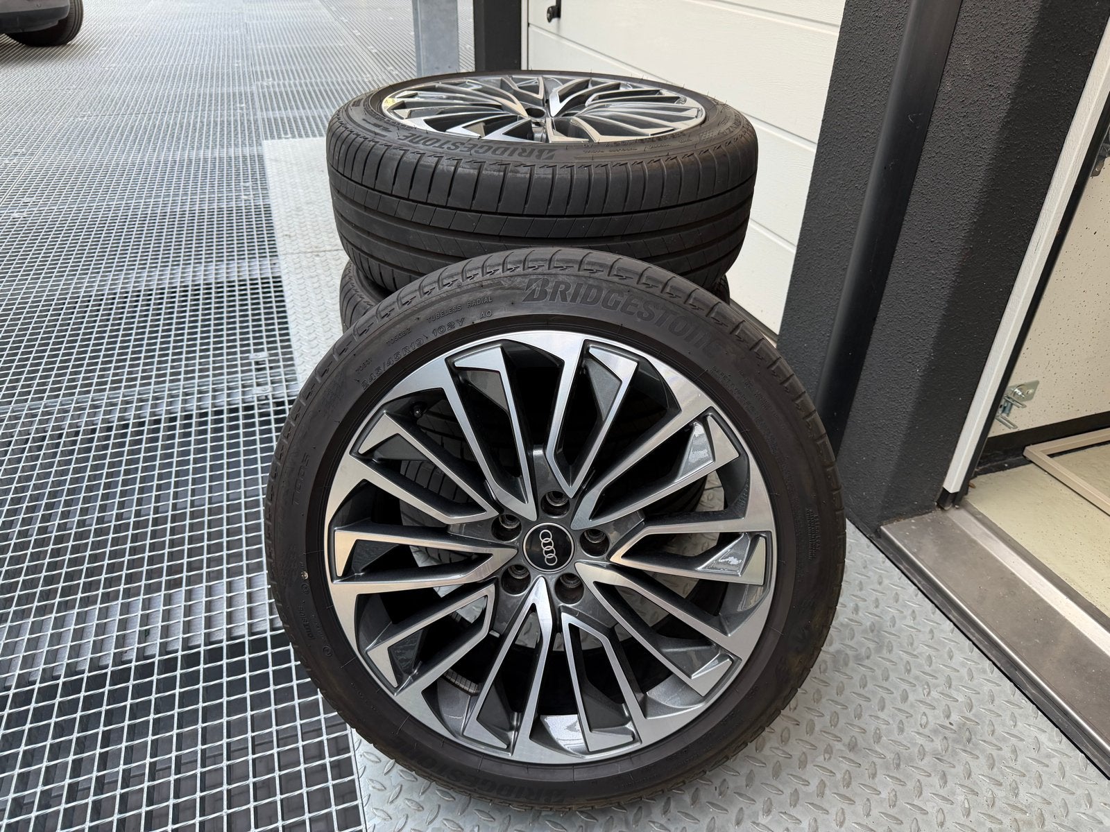 Audi A6 19 inch velgen met Bridgestone banden, Banden en Velgen, Personenwagen, Zomerbanden, Ophalen