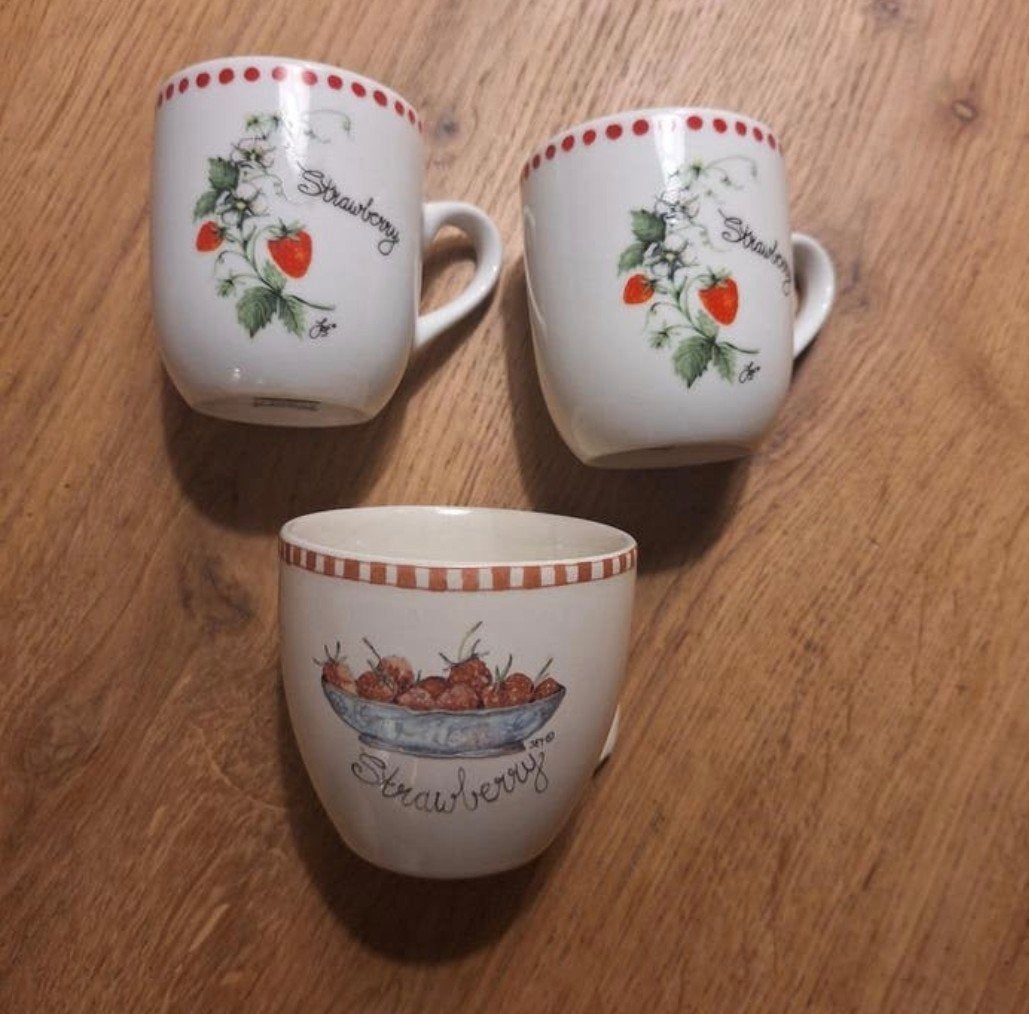 3 kopjes, Strawberry, van Jet by Ter Steege, zgan, Ophalen of Verzenden, Zo goed als nieuw, Overige stijlen, Kop(pen) en/of Schotel(s)