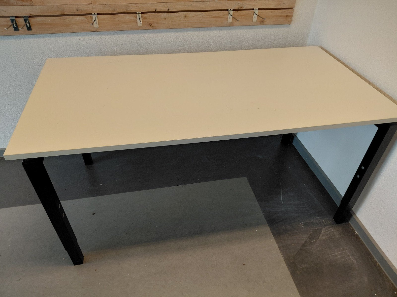 4x Modern wit bureau met zwart metalen onderstel, Gebruikt, Spaanplaat of MDF, Ophalen of Verzenden, Overige merken