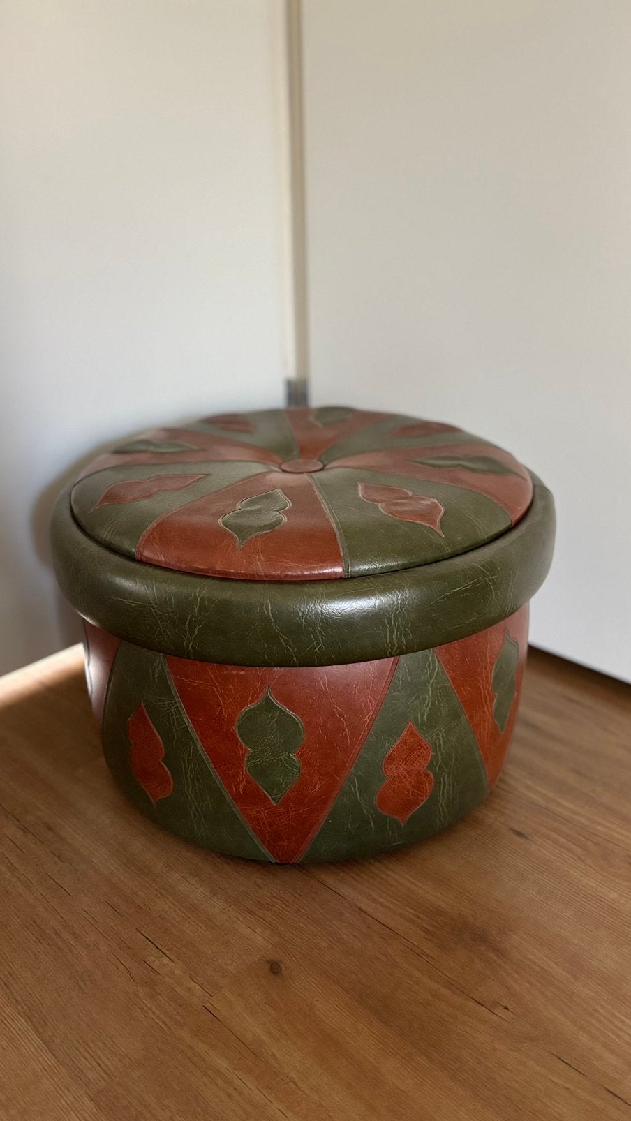 Vintage leren naai poef, Huis en Inrichting, Banken | Voetenbanken en Poefen, Ophalen, Rond, Leer, Zo goed als nieuw