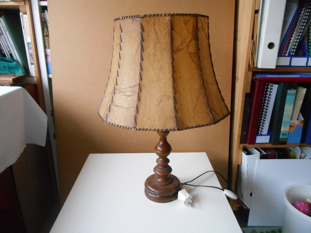 Schemerlamp, donkerbruin houten voet, lampenkap varkensleer, Gebruikt, Natuurlijk materiaal, Ophalen of Verzenden, 28 cm