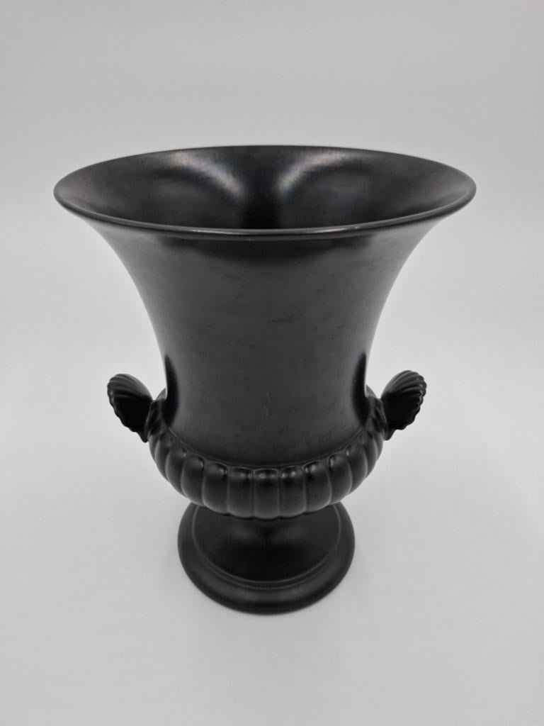 Wedgwood Ravenstone basalt urn vaas 24cm, Antiek en Kunst, Ophalen of Verzenden