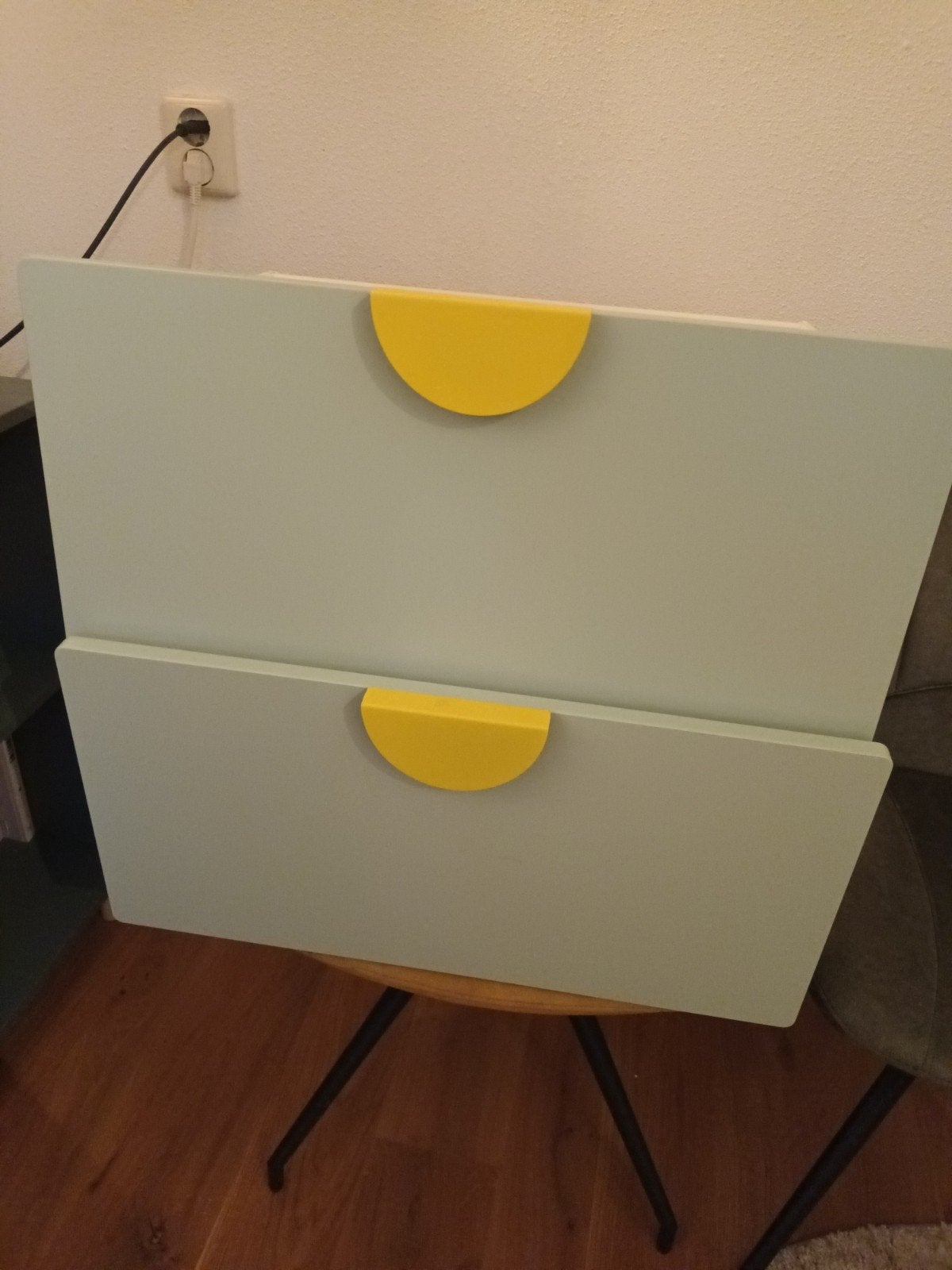 IKEA SMÅSTAD lades (2 stks) - lichtgroen met gele handgrepen, Huis en Inrichting, Ophalen, Kunststof, 1 of 2 laden, 50 tot 100 cm