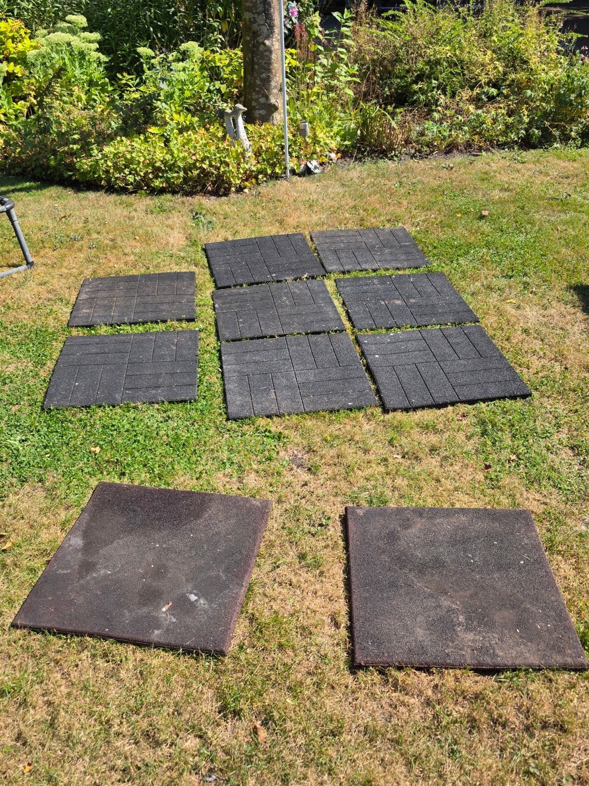 8 zwarte rubberen tegels met groef en 2 zwart/rode 49x49 cm, Ophalen, Gebruikt, Minder dan 10 m²