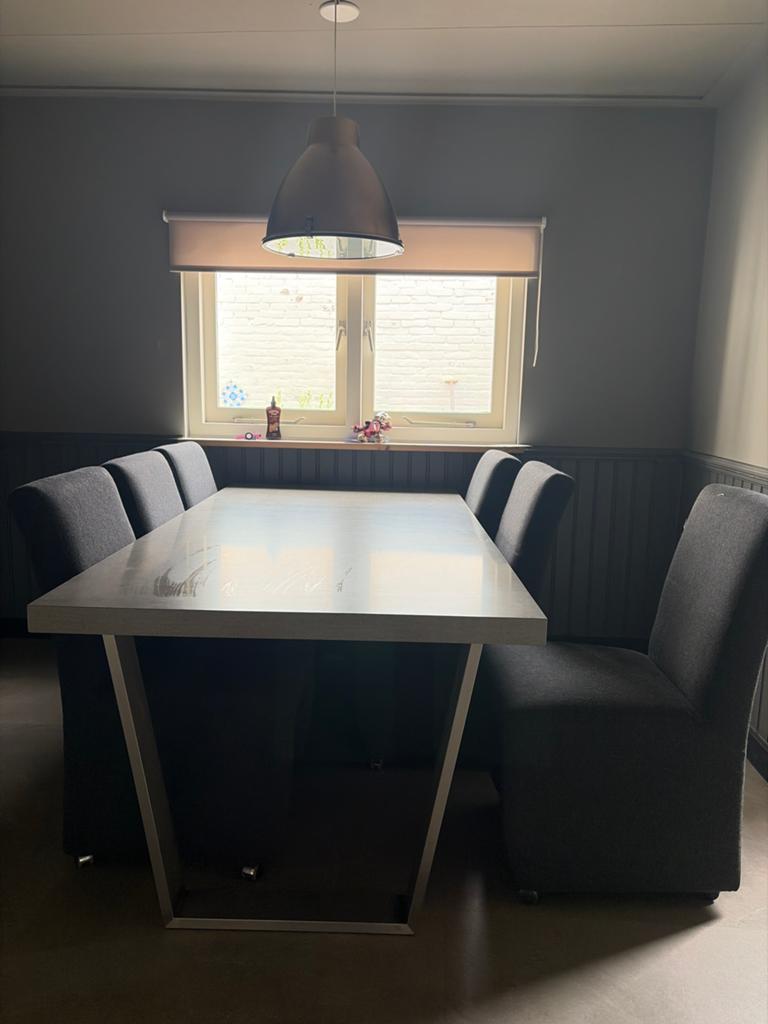 Betonlook Eettafel met 6 stoelen op wieltjes (200x100x75 cm)