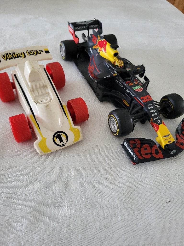 2 leuke raceauto's Red Bull nr 33 en Viking Toys nr 1, Gebruikt, Ophalen of Verzenden, Minifiguur, Compleet
