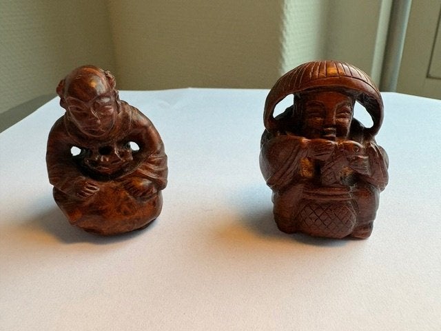 Twee houten netsuke, Antiek en Kunst, Minder dan 20 cm, Ophalen of Verzenden, Handgemaakt, Hout