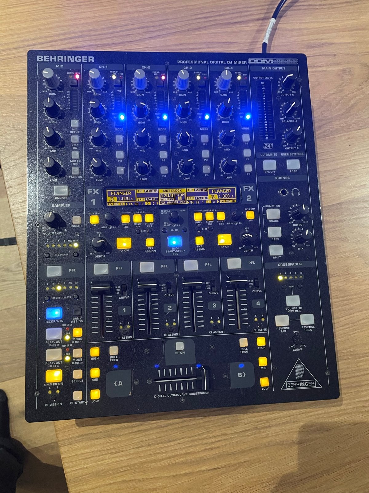 Behringer DDM4000 Professionele Digitale DJ Mixer, Ophalen of Verzenden, Zo goed als nieuw, Dj-set, Behringer