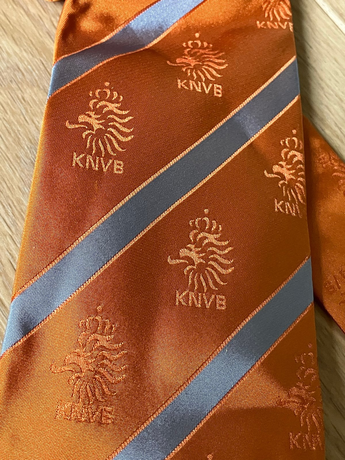KNVB stropdas oranje met blauwe strepen - Gentiluomo, Ophalen of Verzenden, Zo goed als nieuw, Oranje, Met patroon