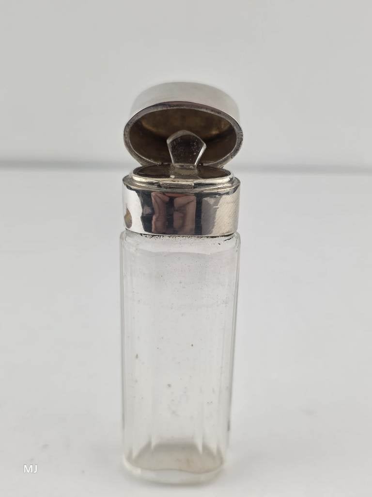 Parfumflesje met zilveren dop                           D135, Gebruikt, ., Ophalen of Verzenden, .
