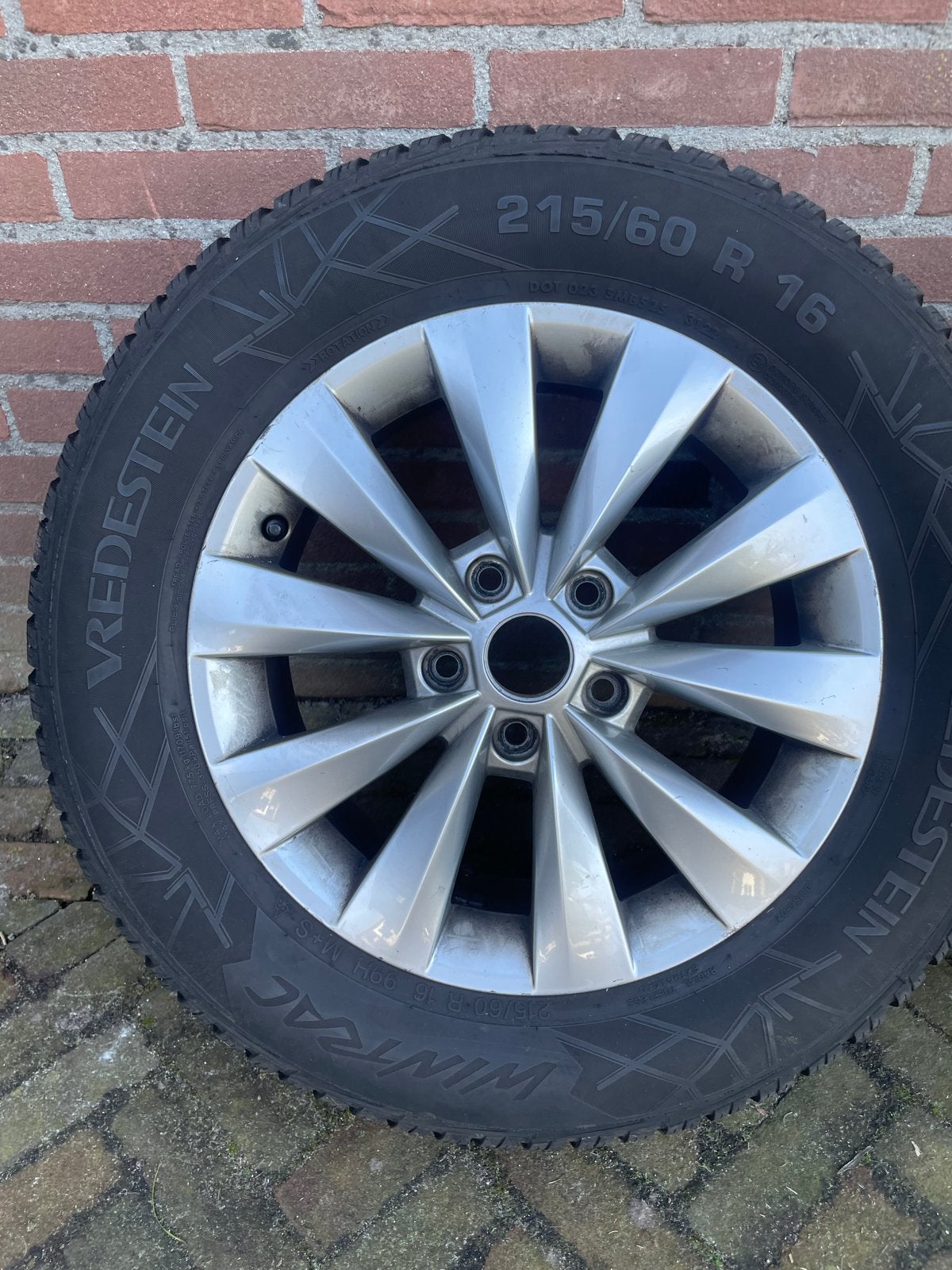 Lichtmetalen velgen met winterbanden Skoda Karoq, Ophalen, 16 inch, Banden en Velgen, Winterbanden