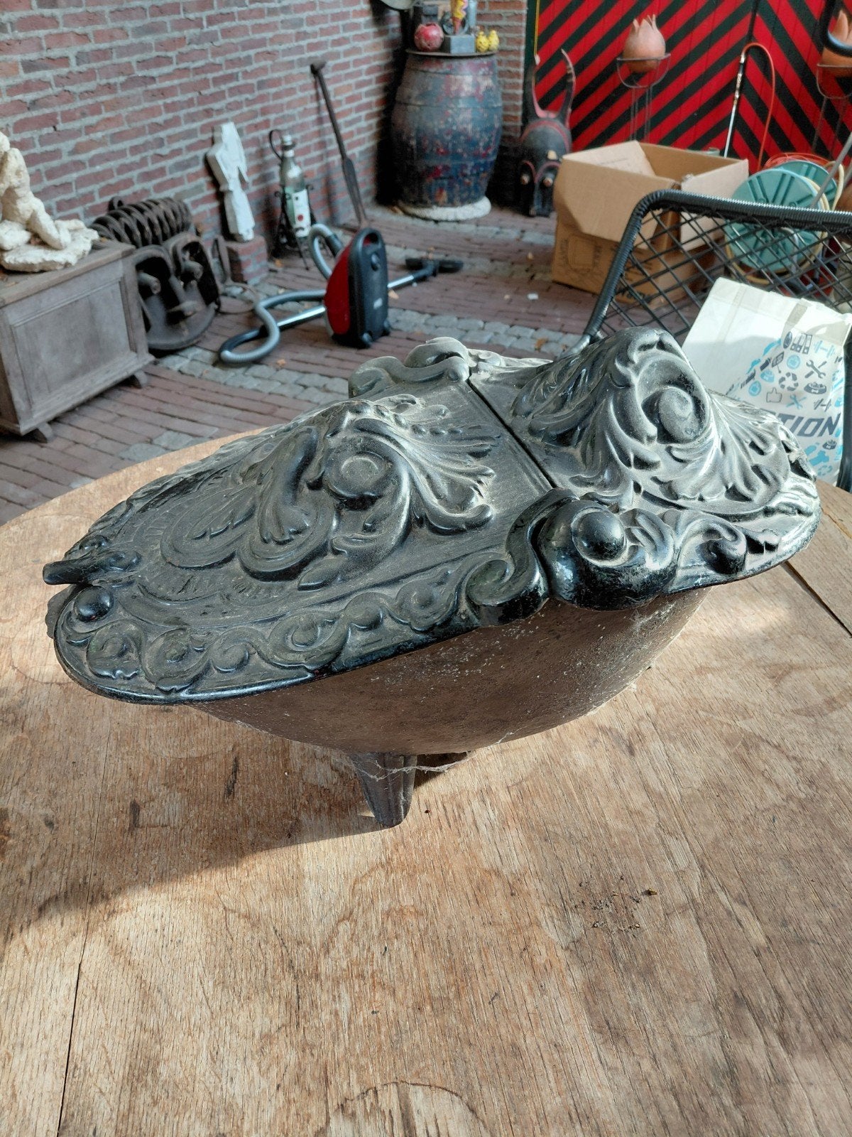 Antieke gietijzeren haardpot met decoratief deksel, Antiek en Kunst, Ophalen