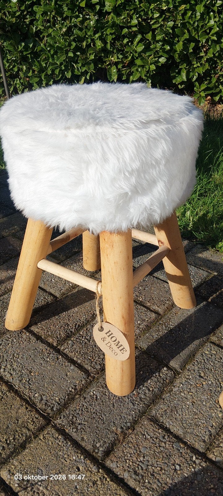 Wit pluizig bijzetkrukje met houten onderstel, 42 cm hoog, Ophalen, Wit, Hout, Eén