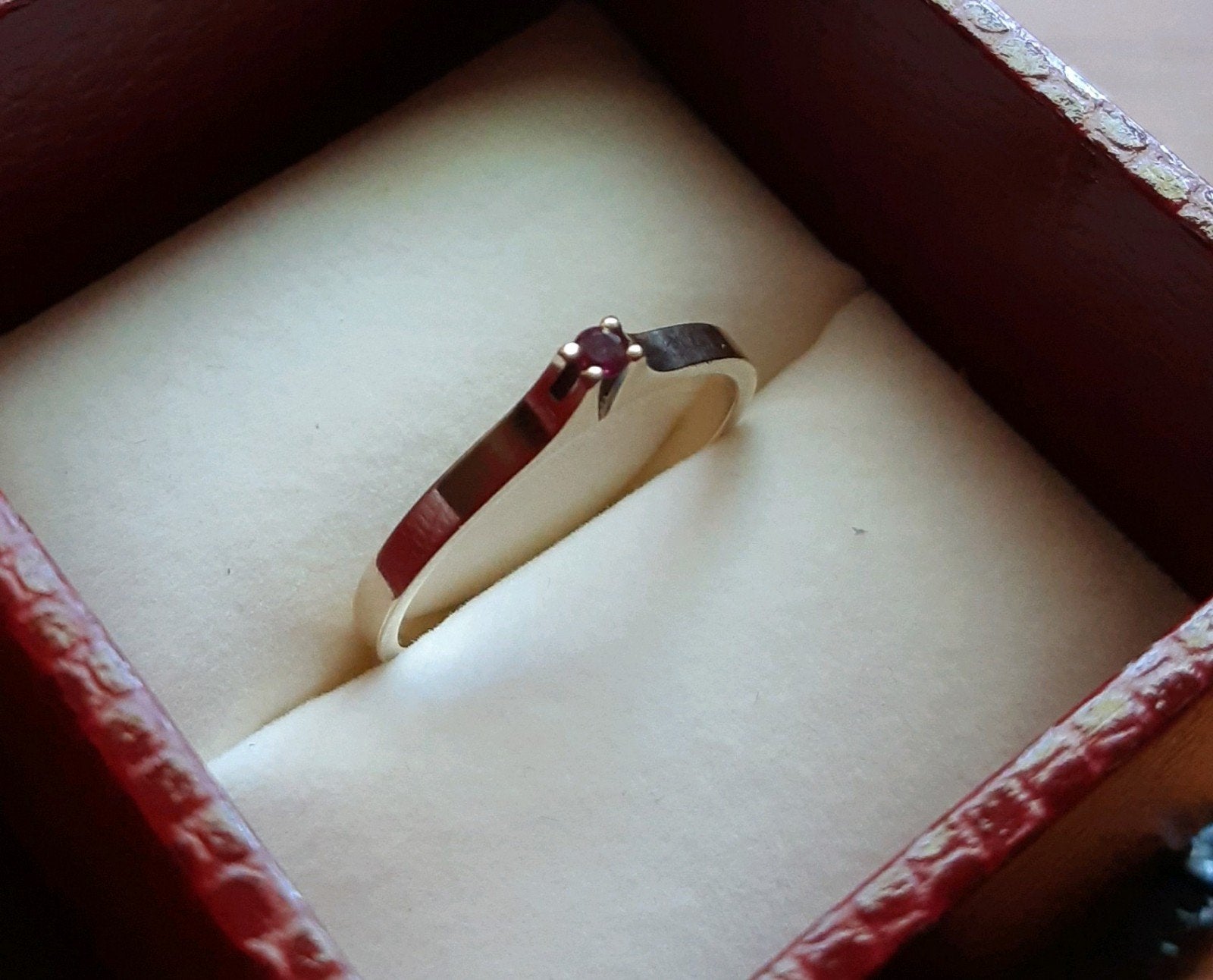 Gouden ring met robijn, Verzenden, Zo goed als nieuw, 17 tot 18, Met edelsteen