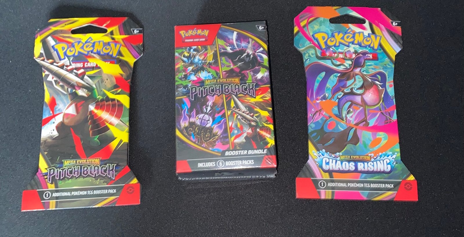Pitch black booster bundle en sleeve en chaos rising, Ophalen of Verzenden, Zo goed als nieuw, Booster