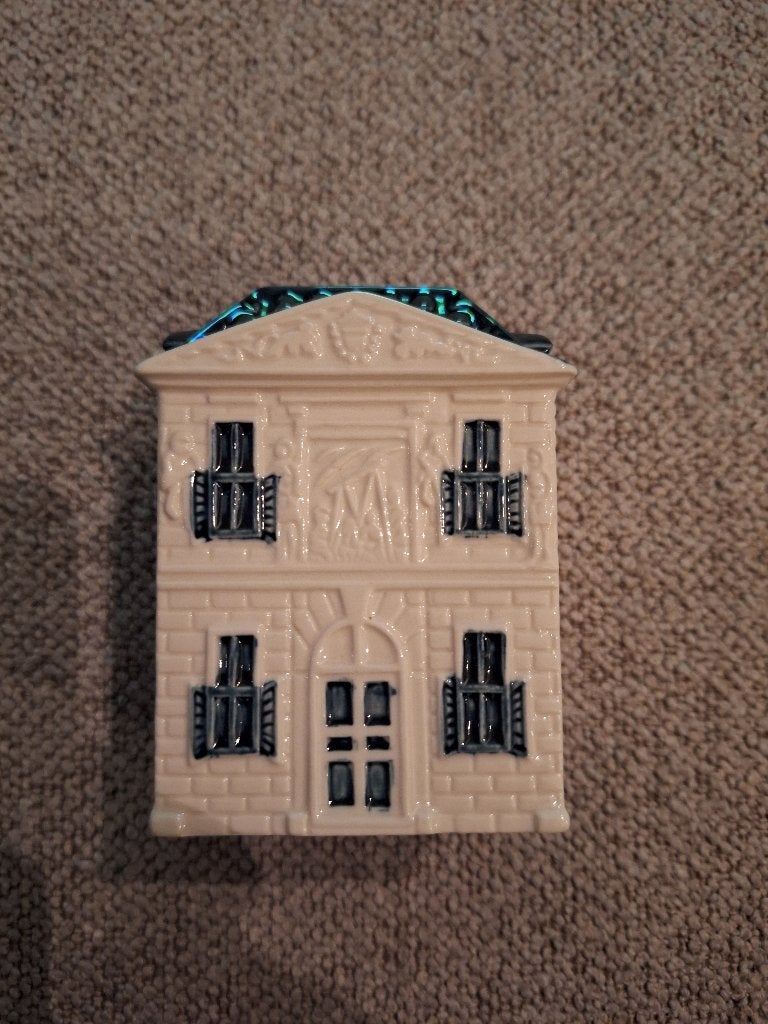 Delfts Blauw KLM huisje, Goudse Kaaswaag, Ophalen, Zo goed als nieuw, Paleis of Waag, Gevuld