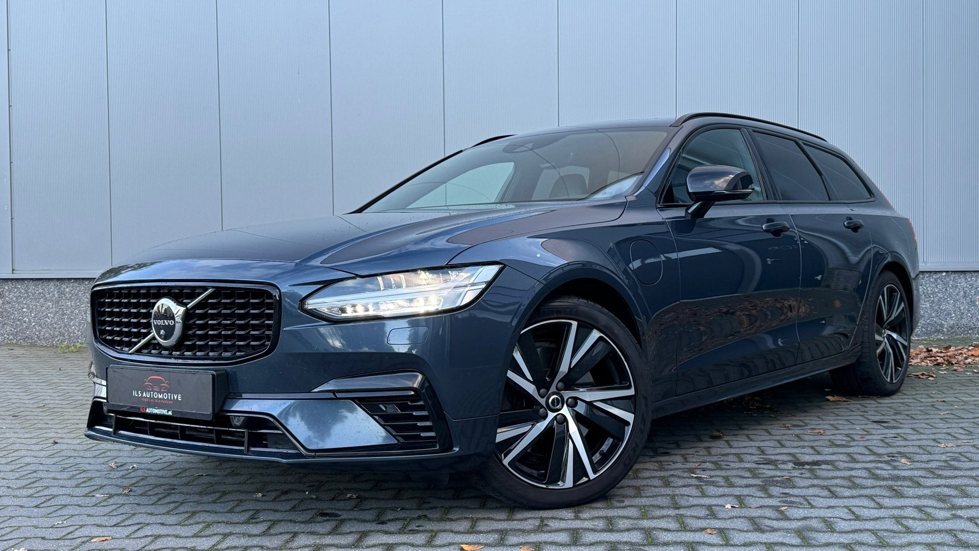 Volvo V90 T6 Recharge R-Design AWD 341pk Pano HUD 360° Trek, Auto's, Automaat, Dealer onderhouden, 4 cilinders, 1969 cc