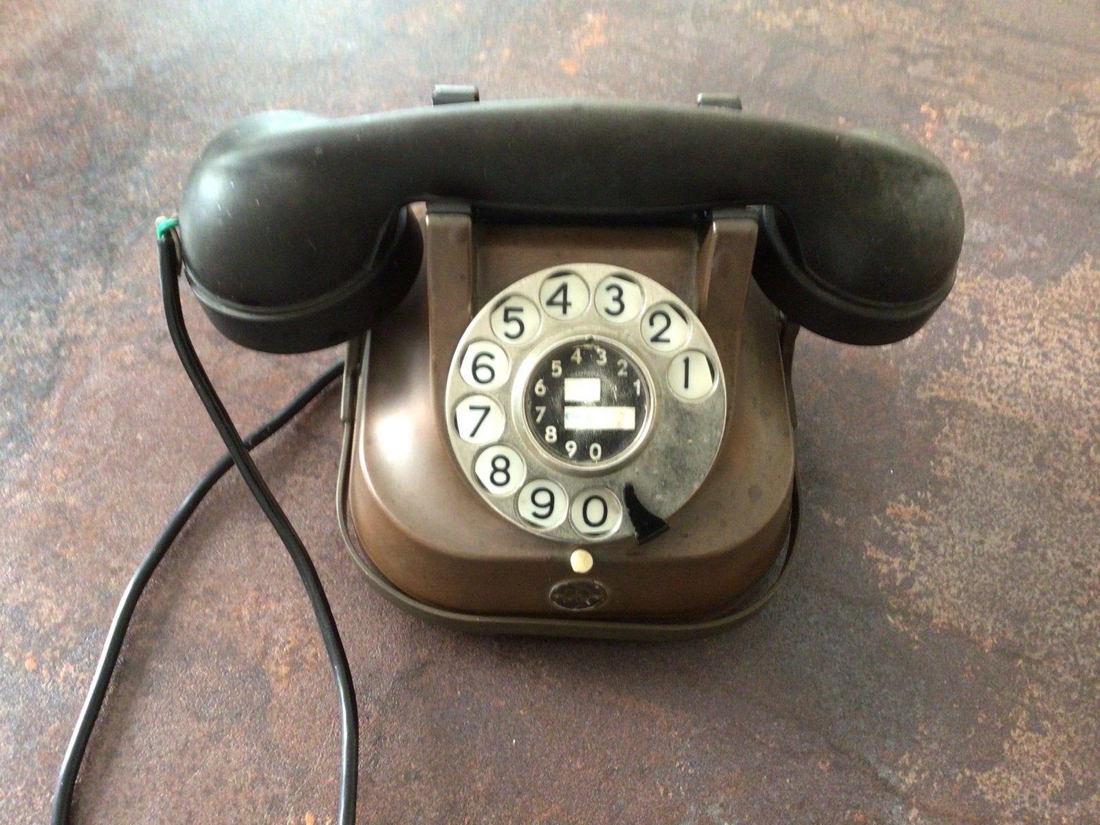 Koperen telefoon met bakelieten hoorn RTT 56, Ophalen, Gebruikt, Bakeliet