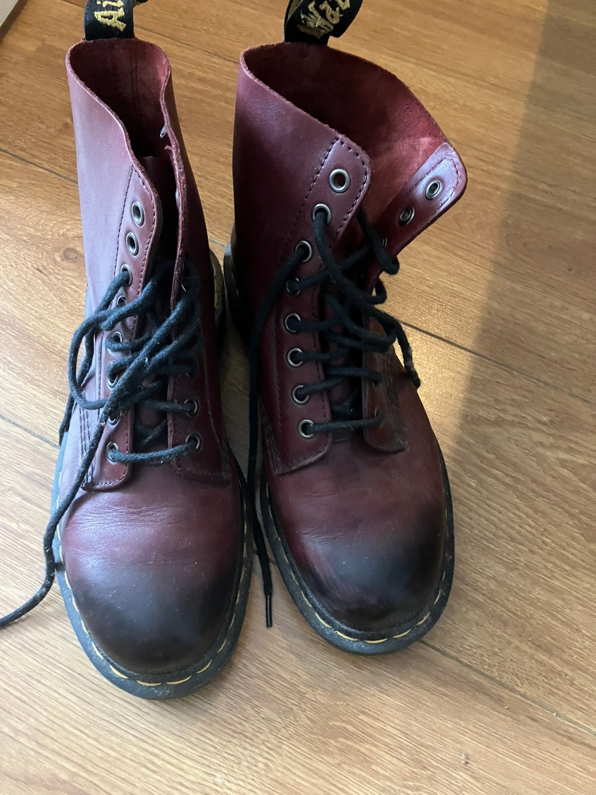 Dr Martens Rood/Zwart leren schoenen, Ophalen of Verzenden, Zo goed als nieuw, Rood