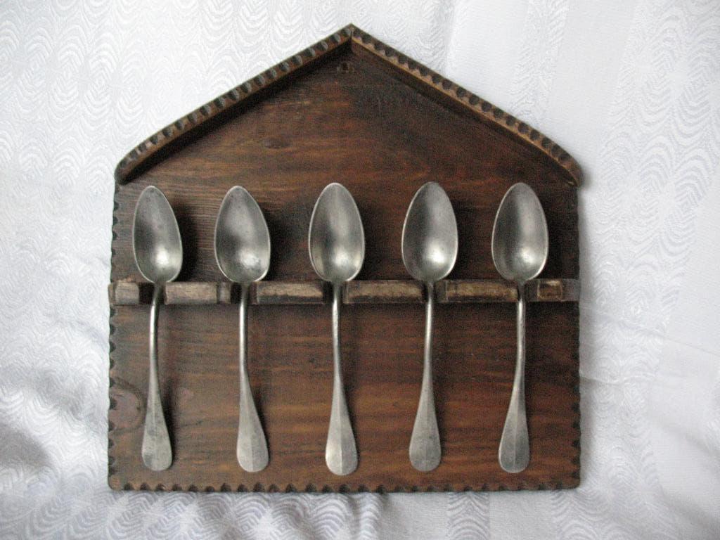 Mooi oud houten lepelrek met tinnen lepels, Ophalen