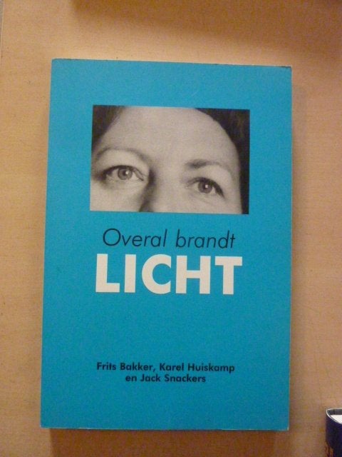 Frits Bakker - Overal brandt licht, Boeken, Ophalen of Verzenden, Zo goed als nieuw